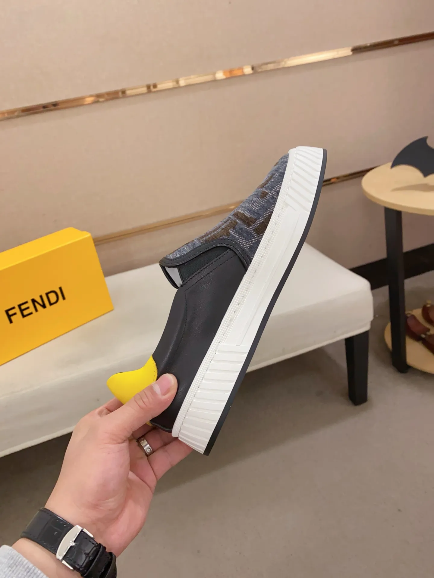 Men's shoes 💰 400💰 (fendi) New style 👊🏻 upper 🇮🇹 imported cowhide fabric 🇩🇪 lining imported sheepskin lining. The original outsole is molded to highlight the identity of every man, and the upper foot is elegant and stable🚶🏻🚶🏻The high-end custom counters reproduce the original version📯No matter the wind or rain, the shoe last remains unchanged and can withstand the verification of time🔍️,🔵 Size: 38-44